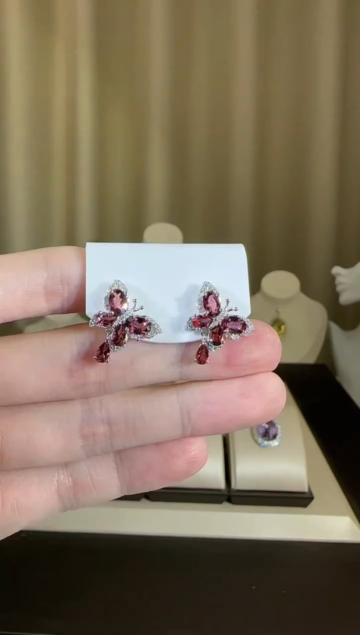 【闪购商品】石榴石耳钉银S925镶嵌蝴蝶款