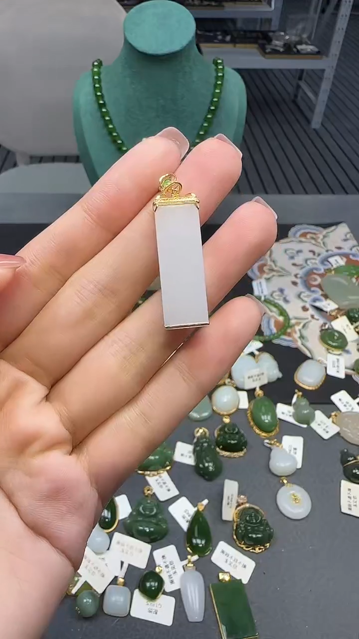 18K金镶嵌和田玉挂件1