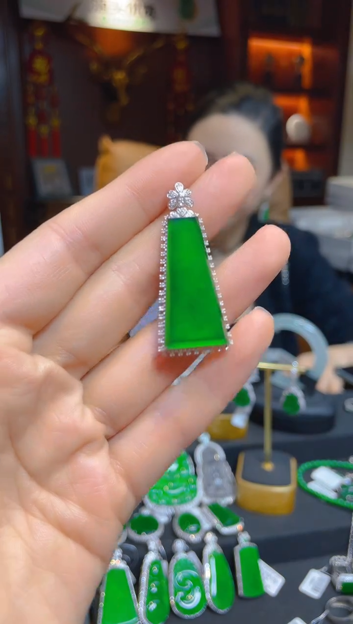 【闪购商品】翡翠颈饰18K金镶嵌112148天然A货翡翠吊坠