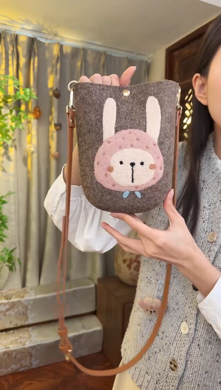 羊毛非遗羊毛毡包 手机包兔子