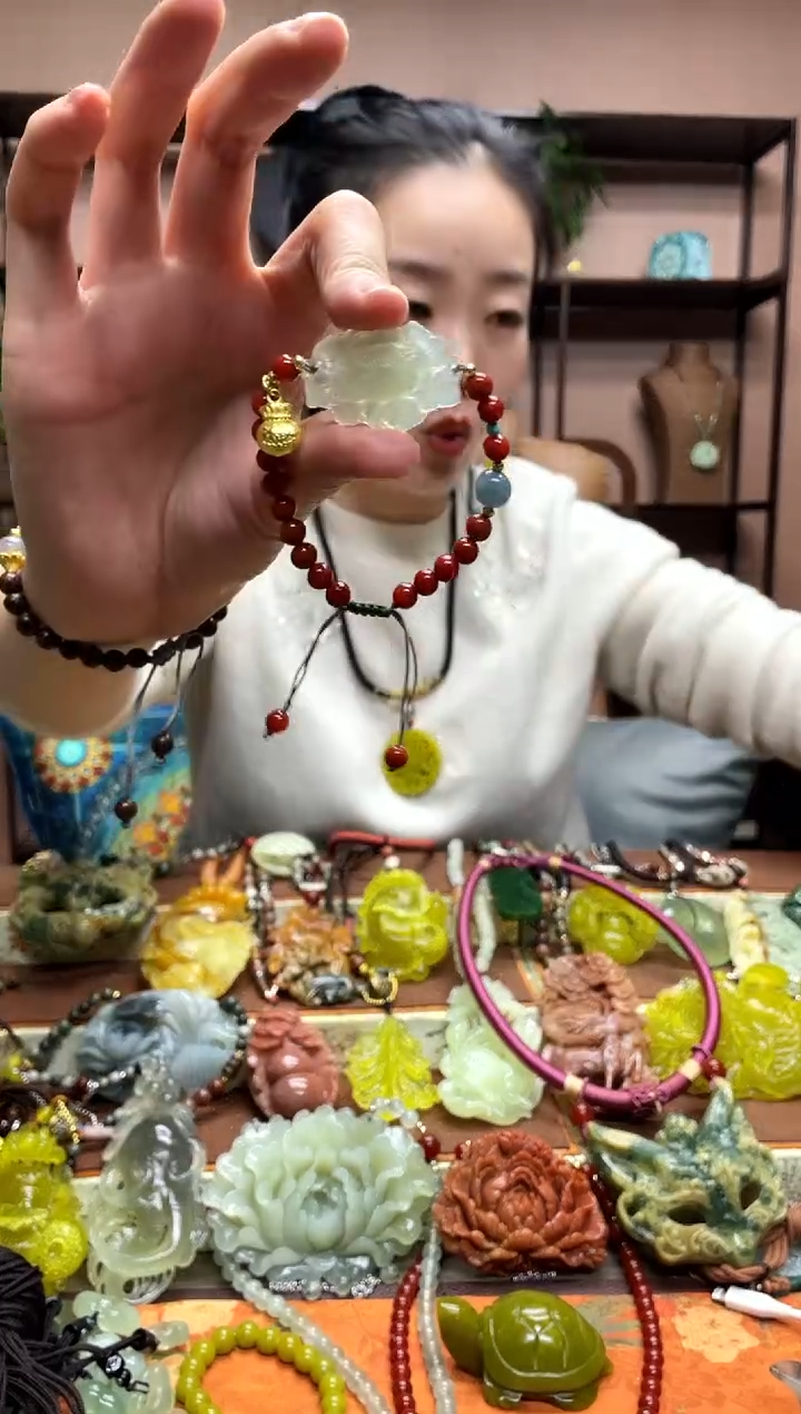 未镶嵌岫玉吊坠多样性发货发其中之一