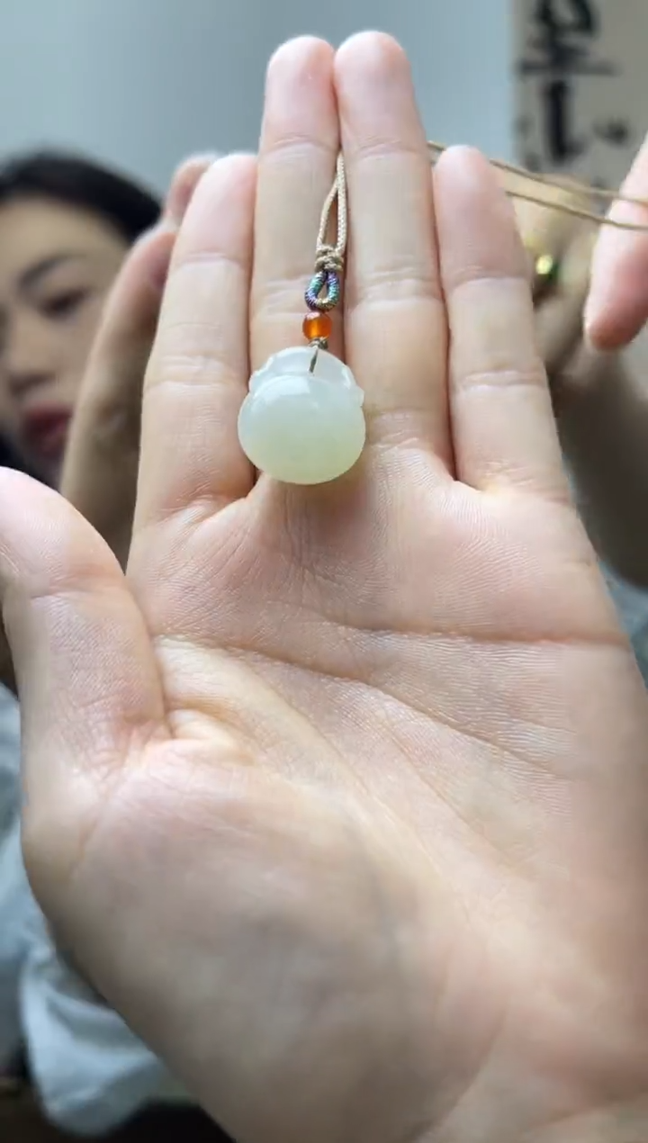 和田玉未镶嵌颈饰钱袋