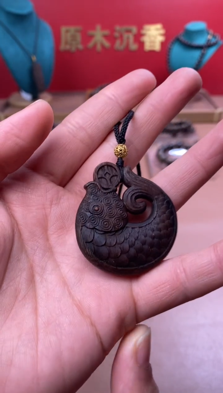 【闪购商品】沉香木手串M顺化紫棋手雕年年有鱼牌