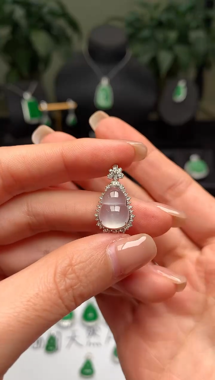 颈饰18K金镶嵌翡翠葫芦