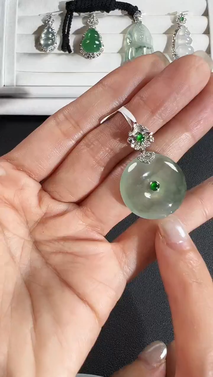 颈饰18K金镶嵌翡翠KLF1222-008