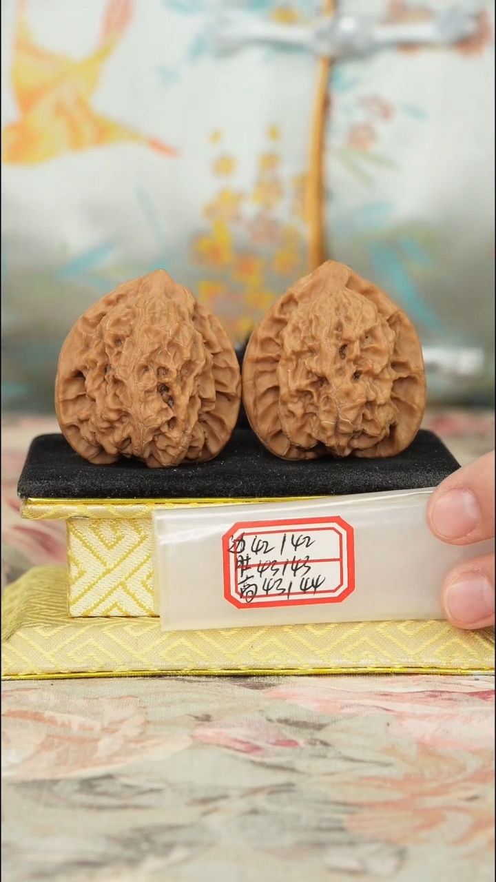 【闪购商品】文玩核桃把件梨木台