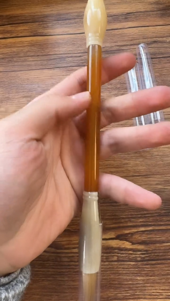 红杆玛瑙牛角毛笔 1支  