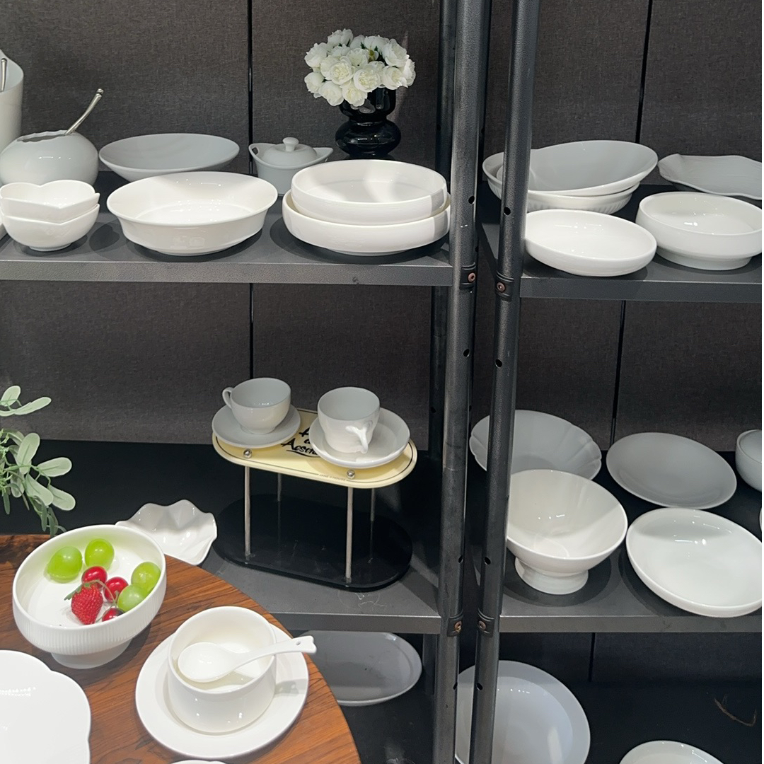 随机一件白瓷餐具