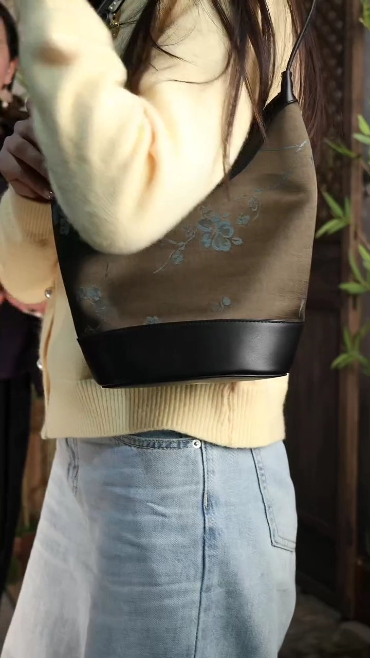 【闪购商品】包朴意凡器 贡缎月牙真皮包