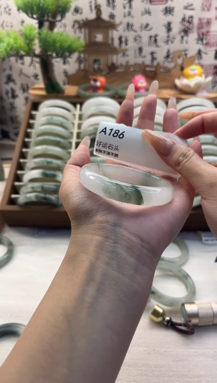 未镶嵌手镯石英质玉微瑕186