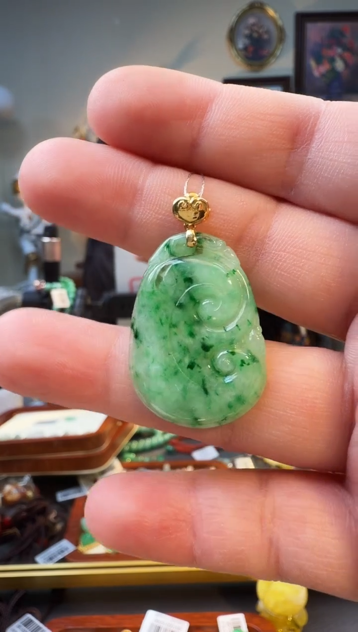 颈饰18K金镶嵌翡翠吊坠