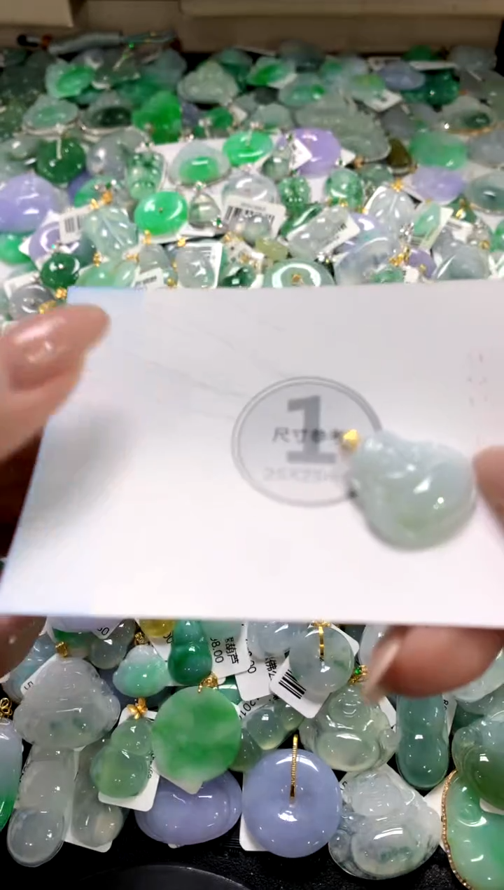 颈饰18K金镶嵌翡翠1111111111111111