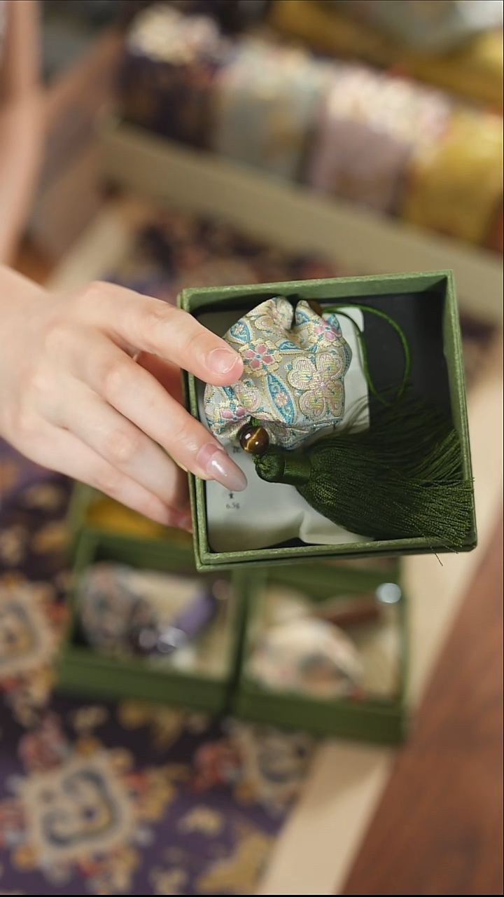 蓝色香囊···········