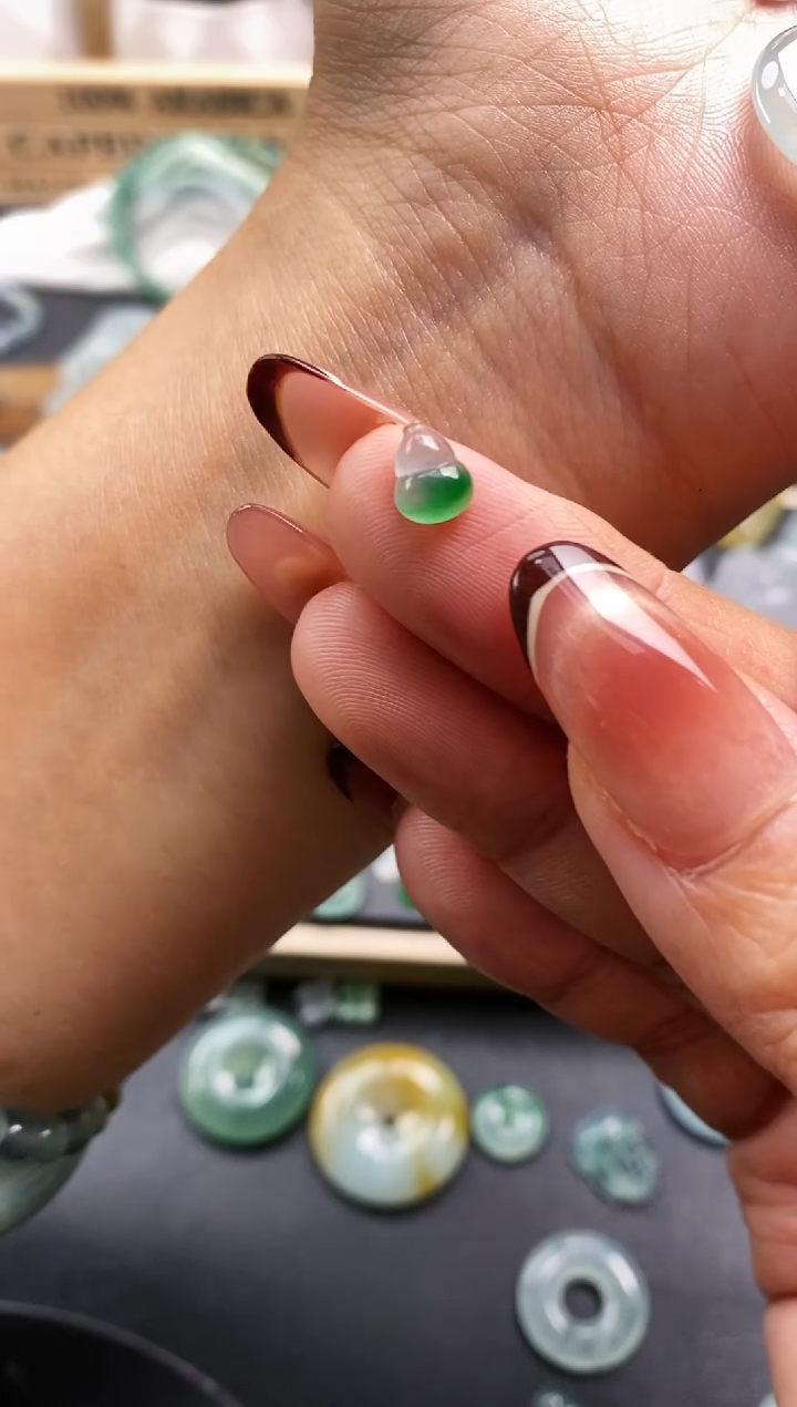 裸石翡翠圆***七葫芦 定向 圆脸玲玲七