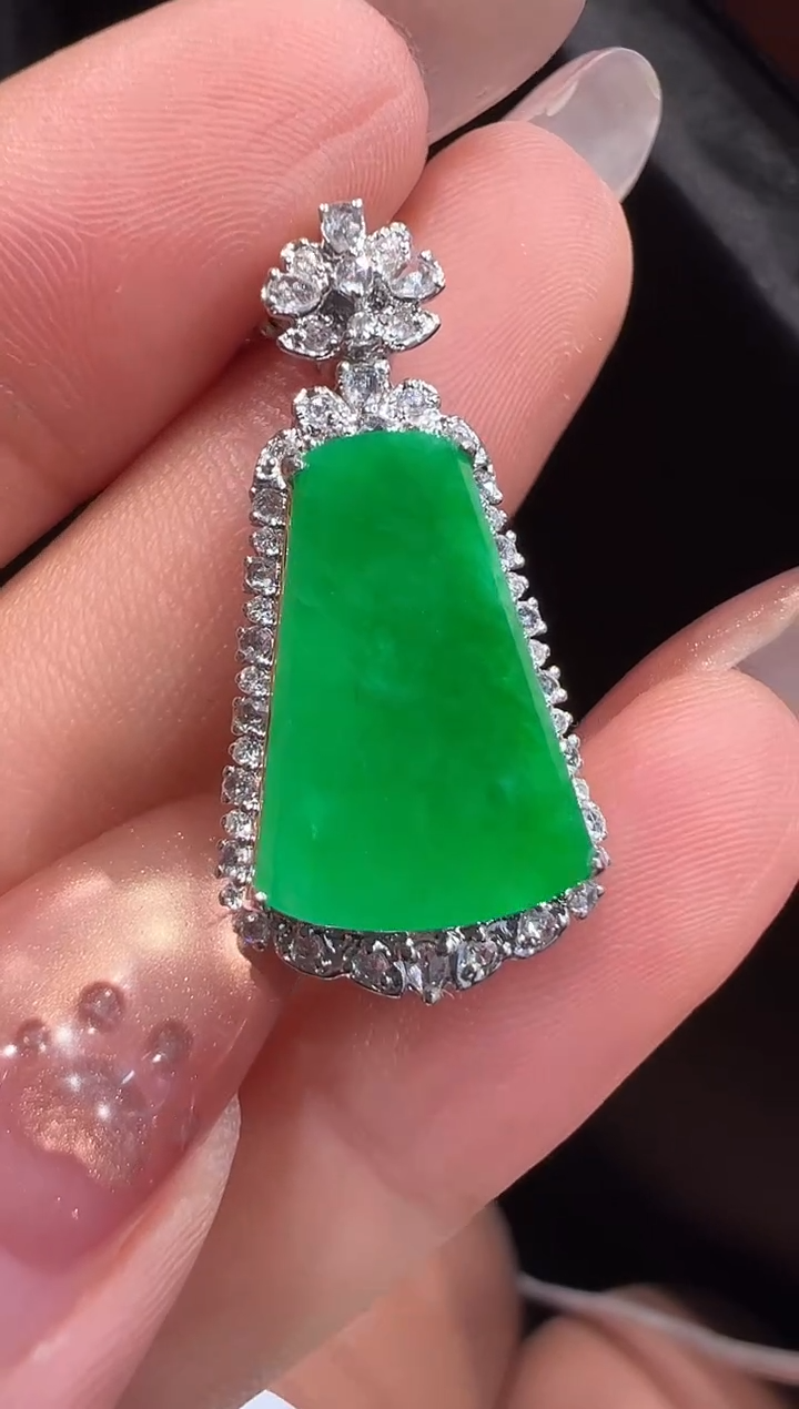 颈饰18K金镶嵌翡翠吊坠