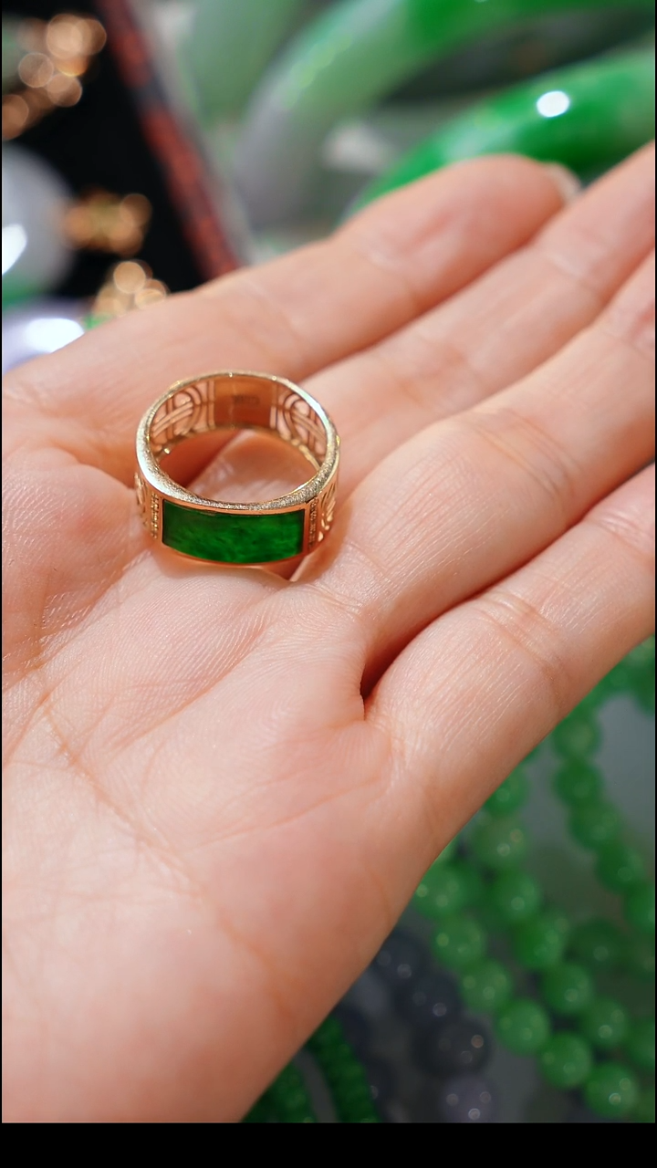 18K金镶嵌戒指翡翠嗨**姜指环翡翠