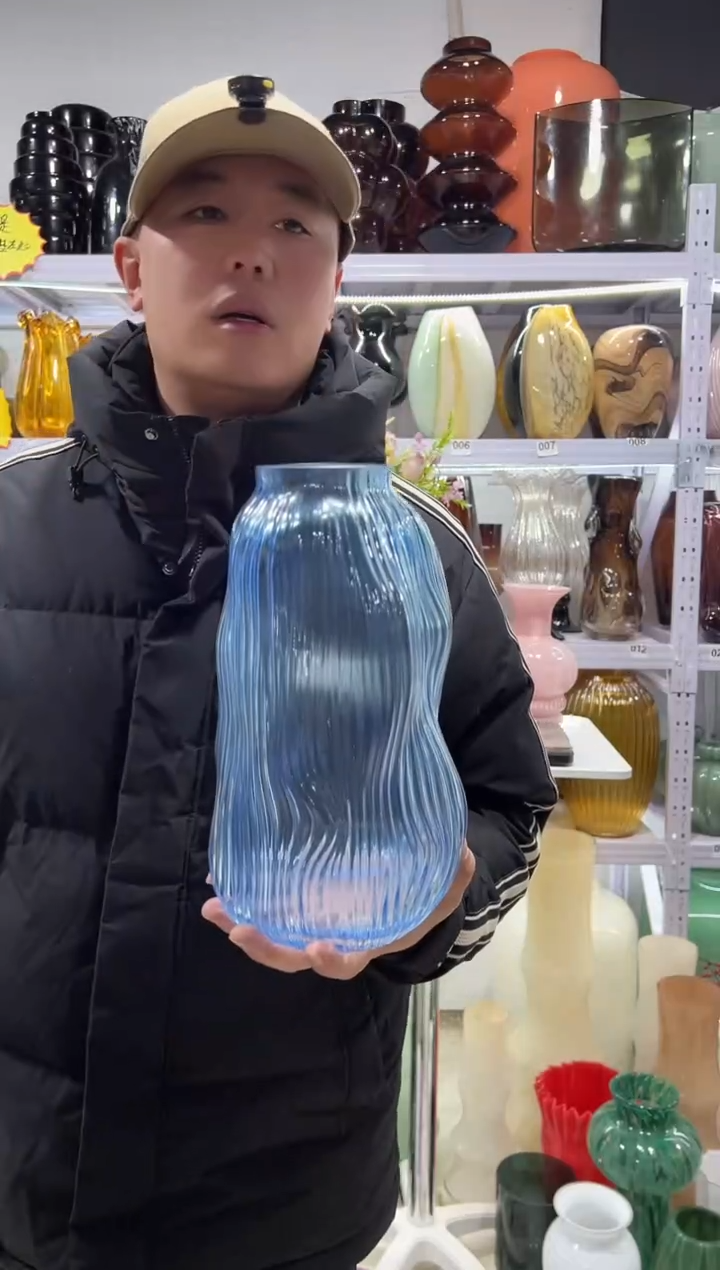 蓝色竖条纹花瓶....