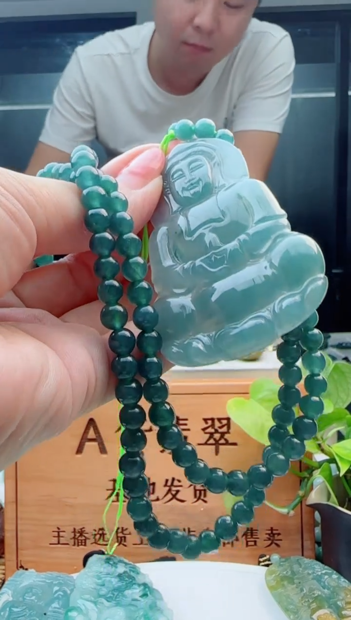 翡翠未镶嵌颈饰多样性发货其中一件