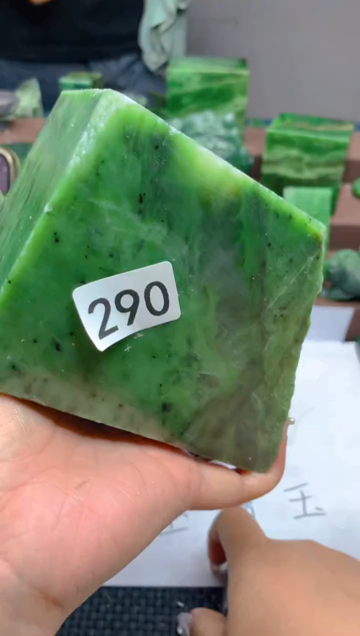 和田玉（碧玉）未镶嵌珠宝半成品1