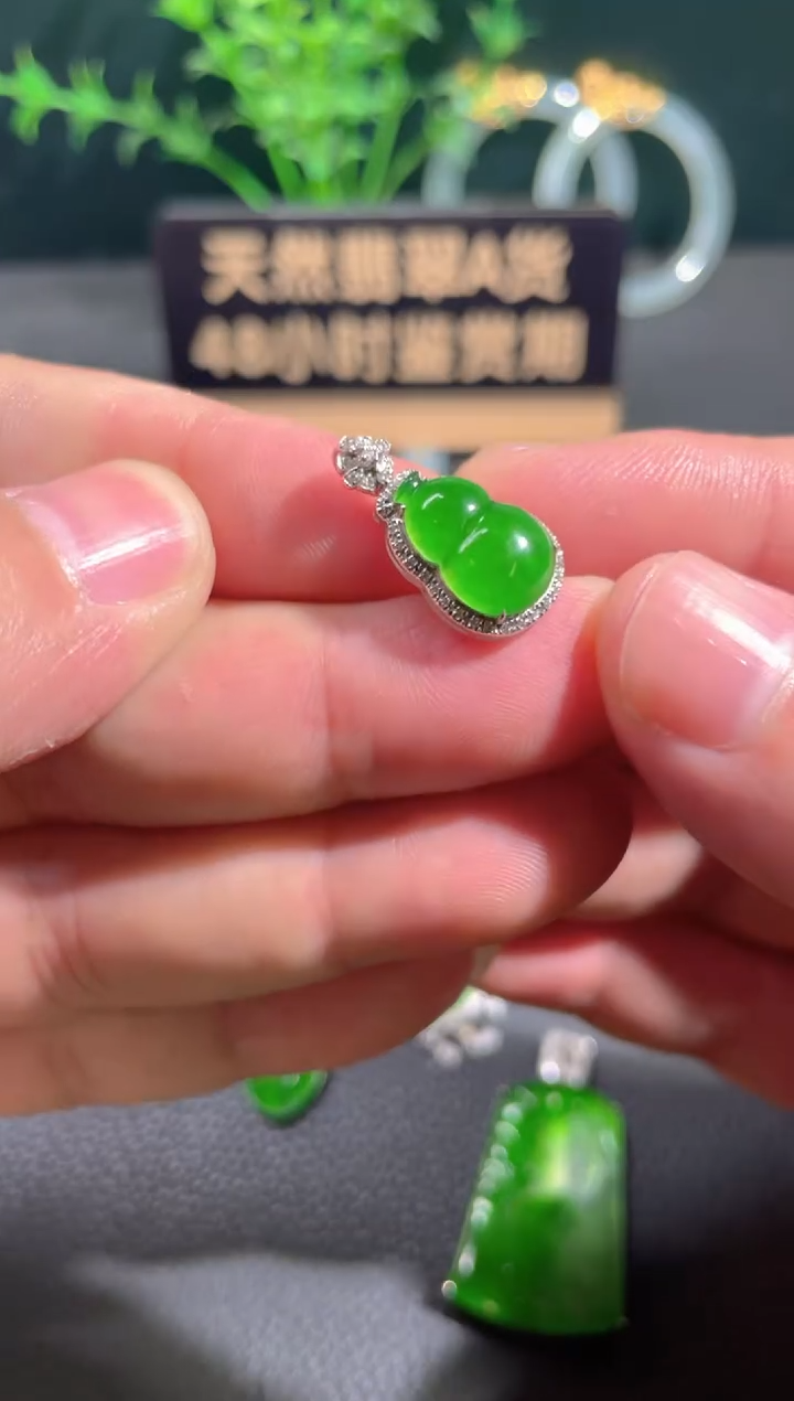 翡翠18K金镶嵌颈饰翡翠