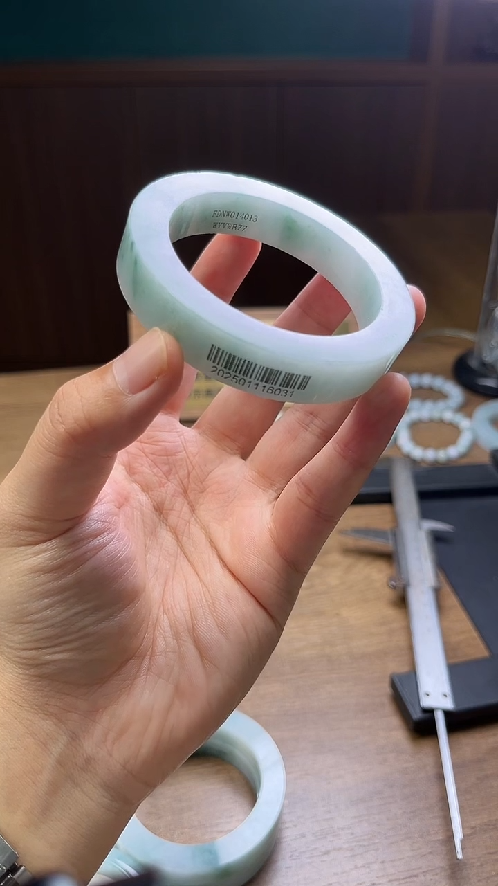 未镶嵌手镯定制翡翠爱****?定制