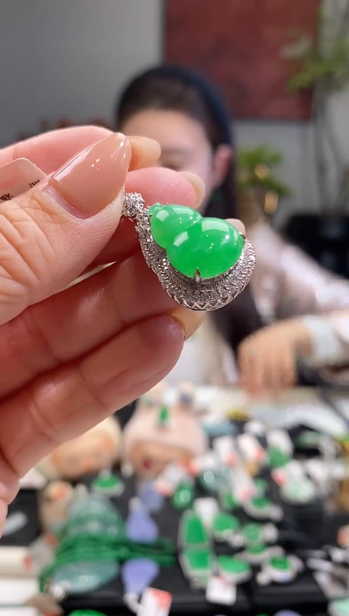 吊坠(不含链)18K金镶嵌翡翠葫芦