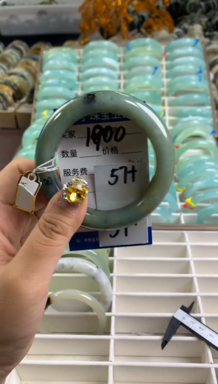 【闪购商品】蛇纹石玉手镯未镶嵌1900