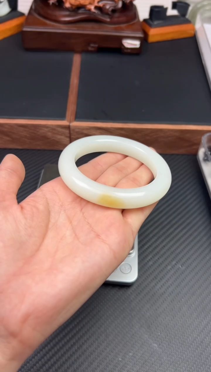 和田玉未镶嵌手镯且末金山微色差58+