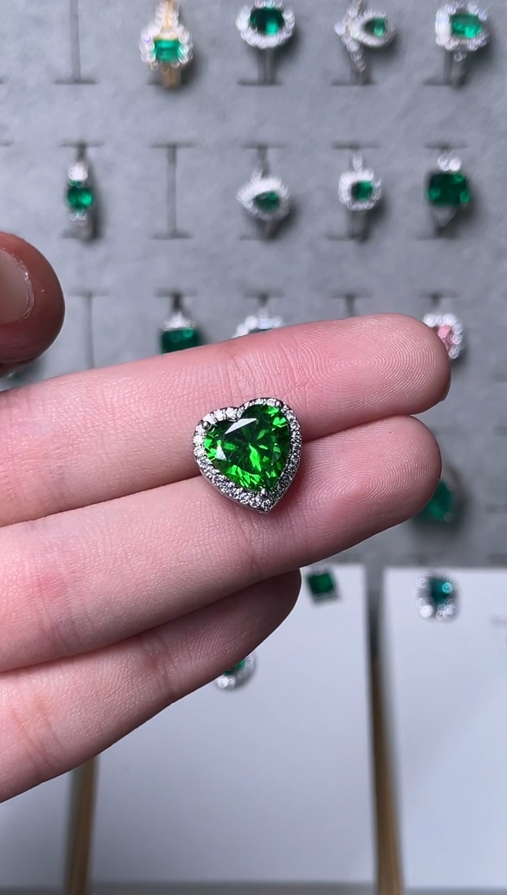 合金颈饰合成钻石绿宝吊坠