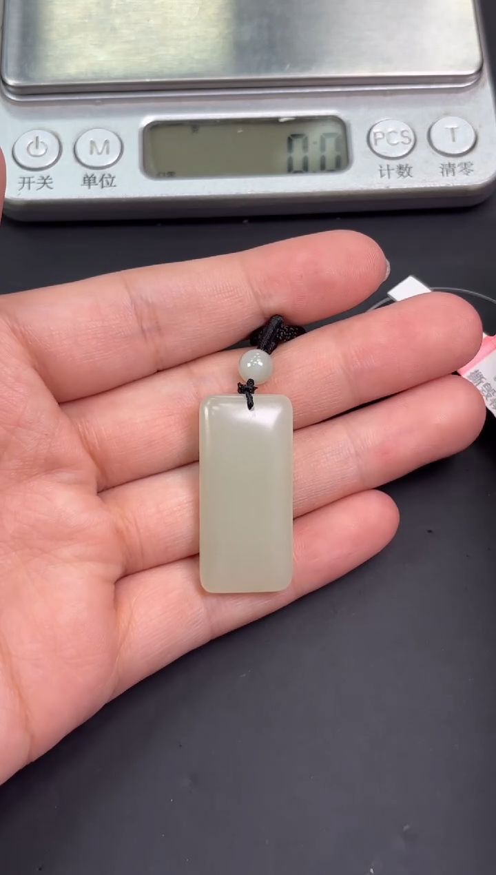 【闪购商品】和田玉吊坠(赠链)未镶嵌且末微色差