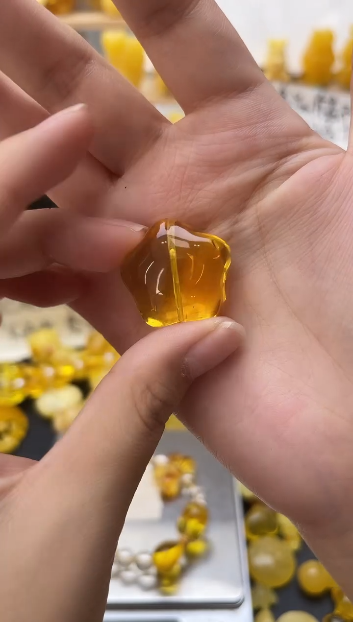 琥珀未镶嵌珠宝奇石暮**️094琥珀蜜蜡微瑕拍4发一