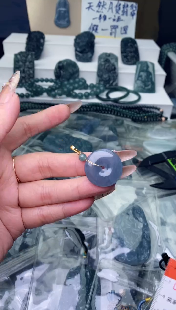 翡翠未镶嵌颈饰·········