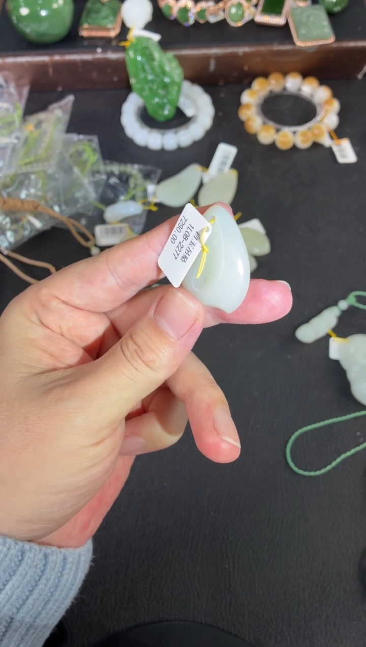 颈饰未镶嵌和田玉吊坠