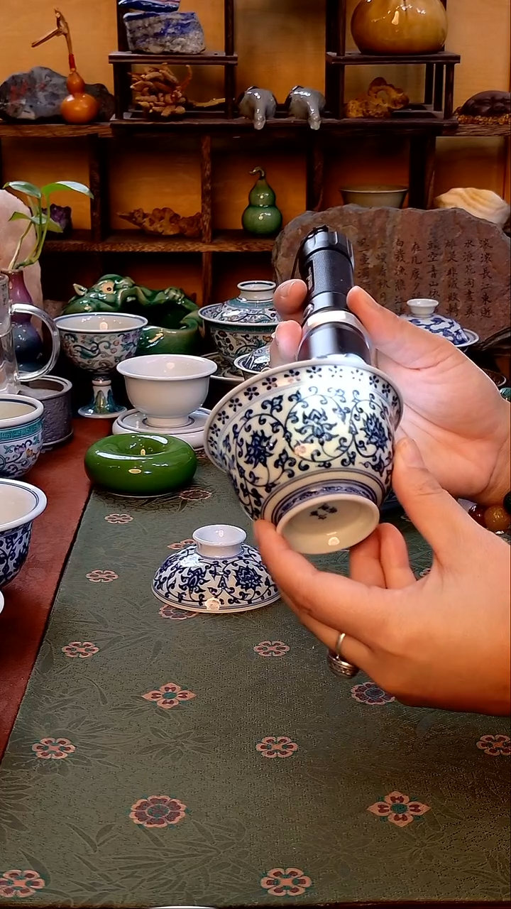 【手工手绘缠枝莲盖碗】