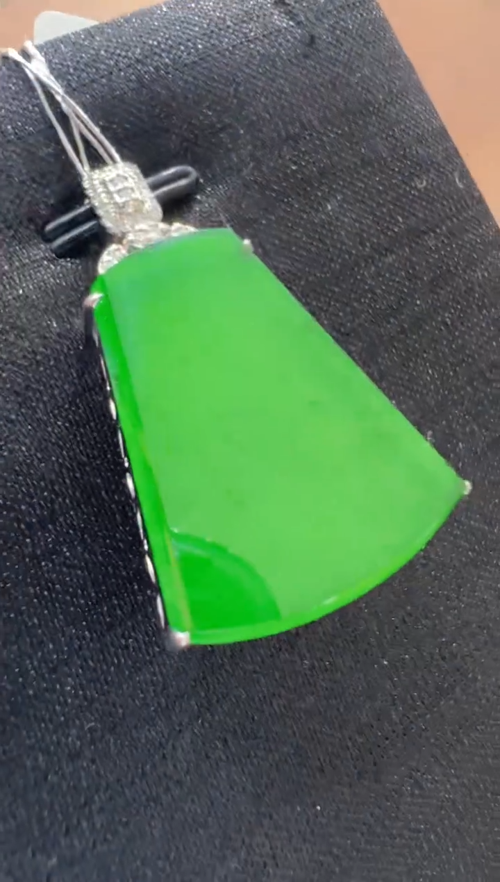 【闪购商品】翡翠吊坠(不含链)18K金镶嵌          