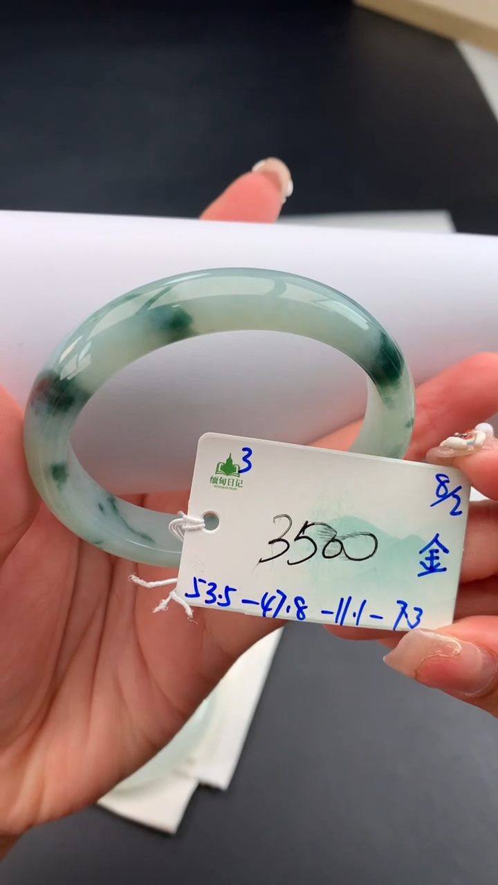 【闪购商品】翡翠手镯未镶嵌 #情人节#送礼，下单联系客服核对地址~