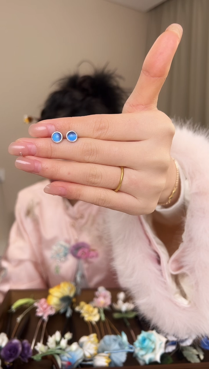 刺绣可*大点位蝴蝶耳钉