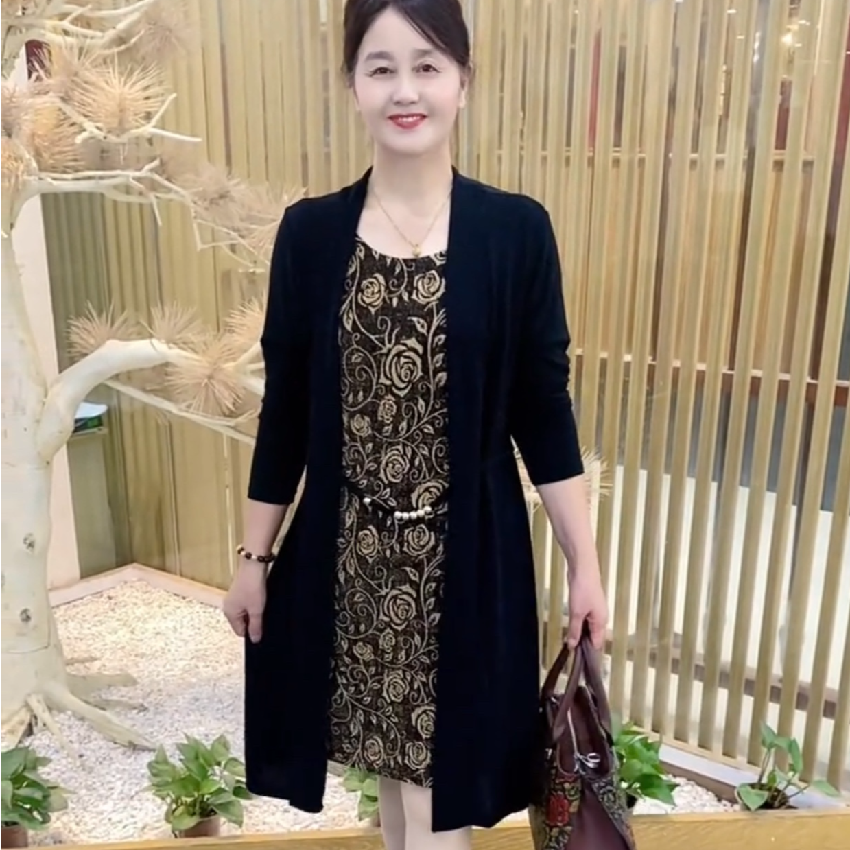 春季新款妈妈装时尚洋气百搭圆领显瘦省心穿搭气质假两件连衣裙