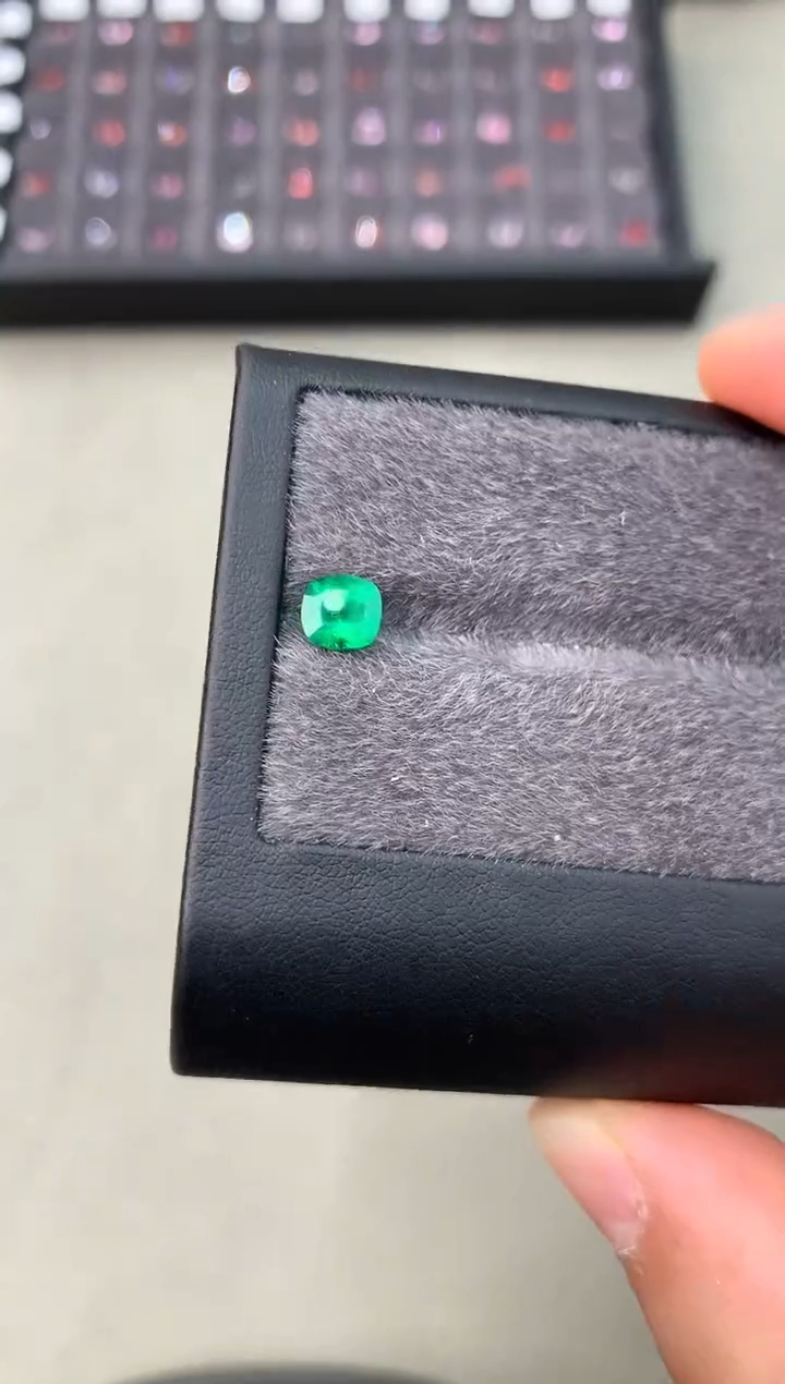 【闪购商品】定制祖母绿裸石未镶嵌0.94ct 潘杰希尔祖母绿