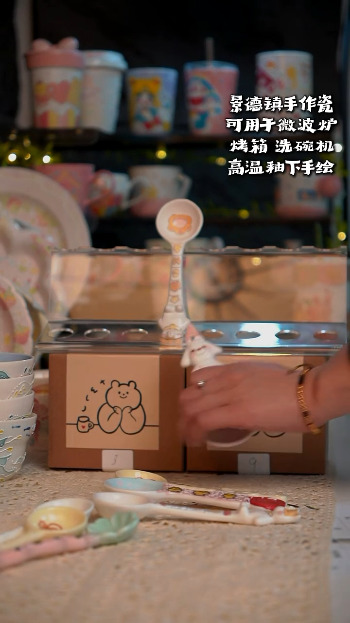 ?**”可爱小猫抓陶瓷勺