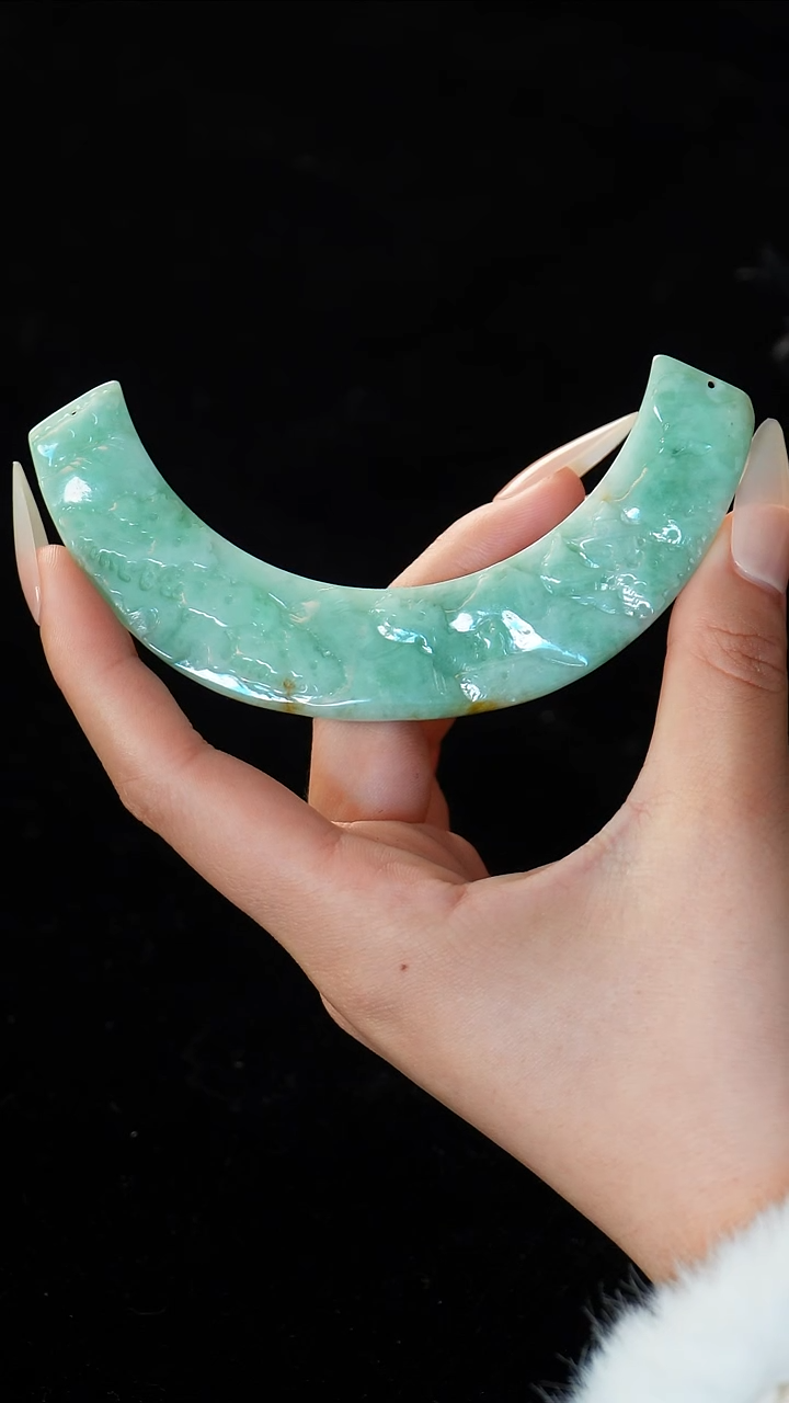 【闪购商品】翡翠颈饰未镶嵌弯弯