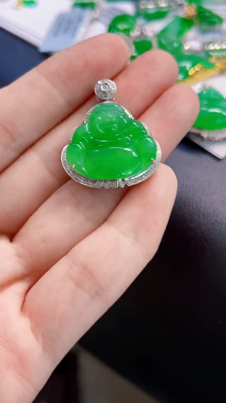 颈饰18K金镶嵌翡翠穿****云佛