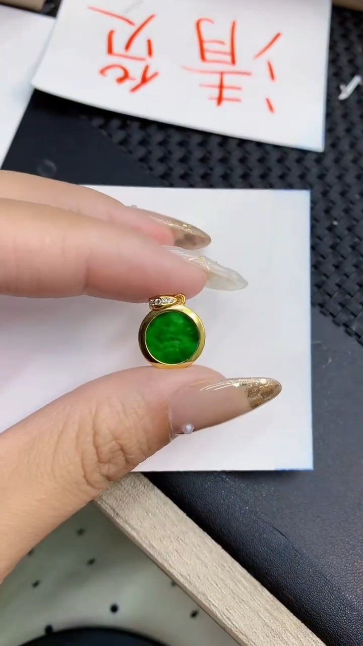 翡翠未镶嵌颈饰             8