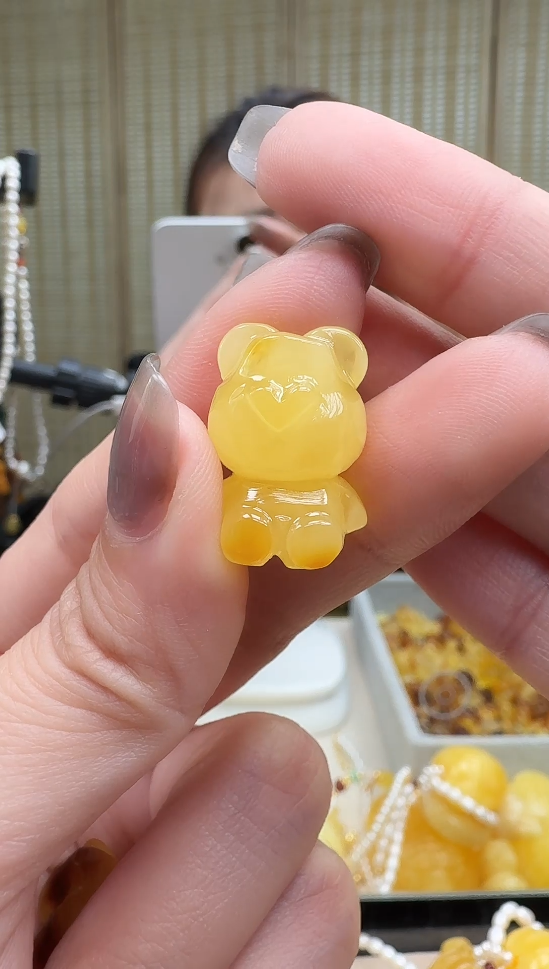 未镶嵌琥珀裸石如图