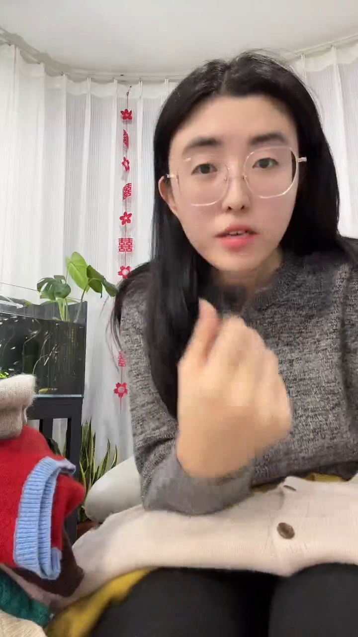 1****M8762 绣花米色开衫 均码