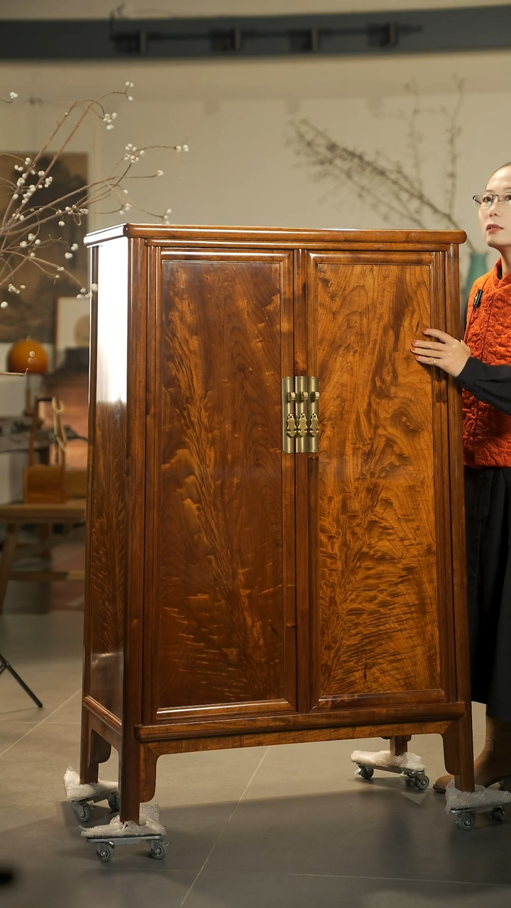 【闪购商品】金丝楠木雕凤尾纹圆角柜138