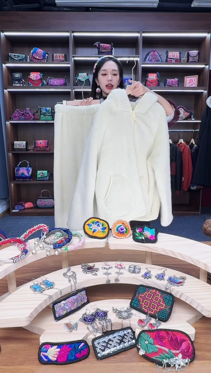 织绣A45蒙阿苏苗绣传承店