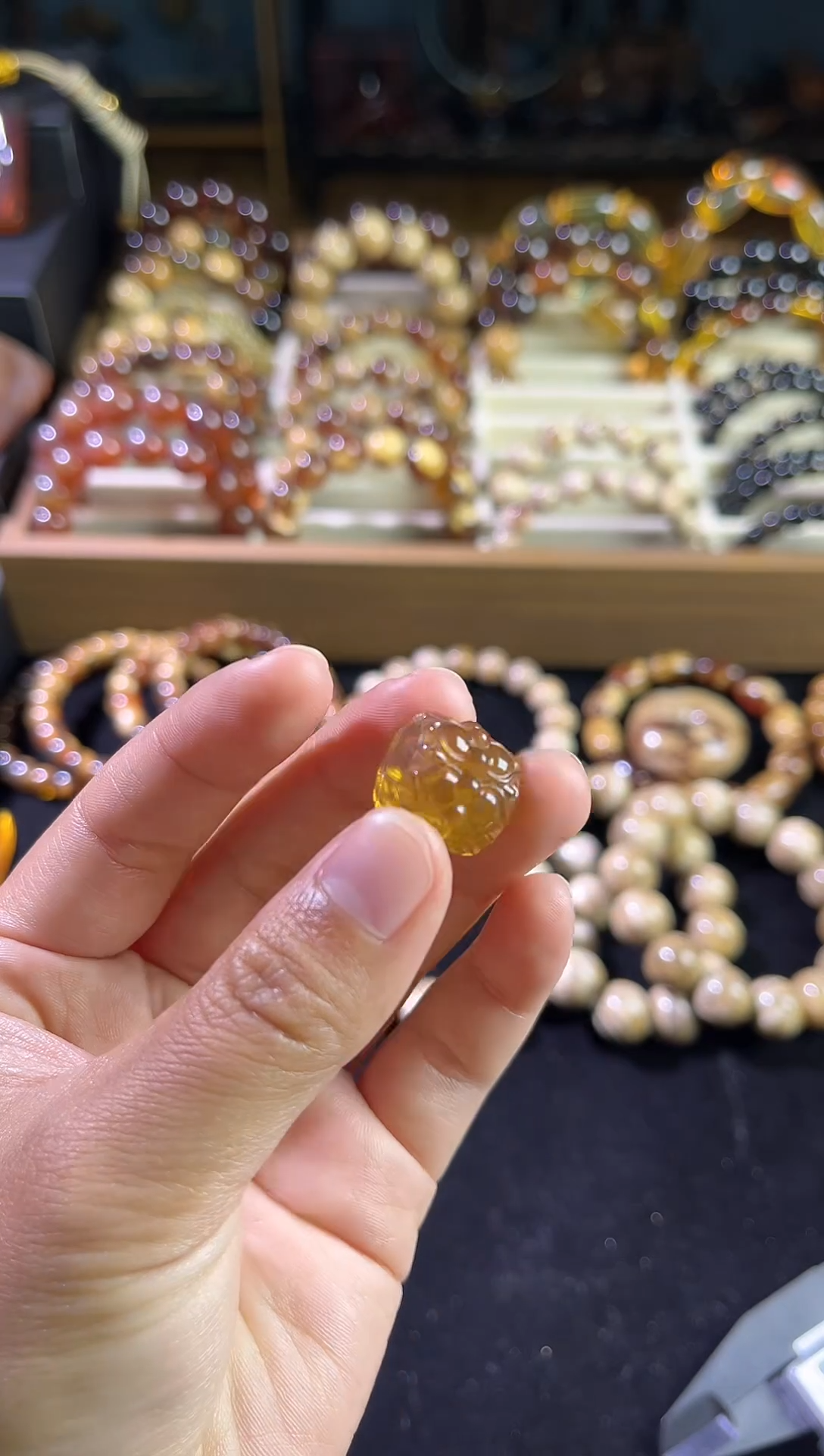 琥珀颈饰未镶嵌14.8*15.7mm莲花桶珠