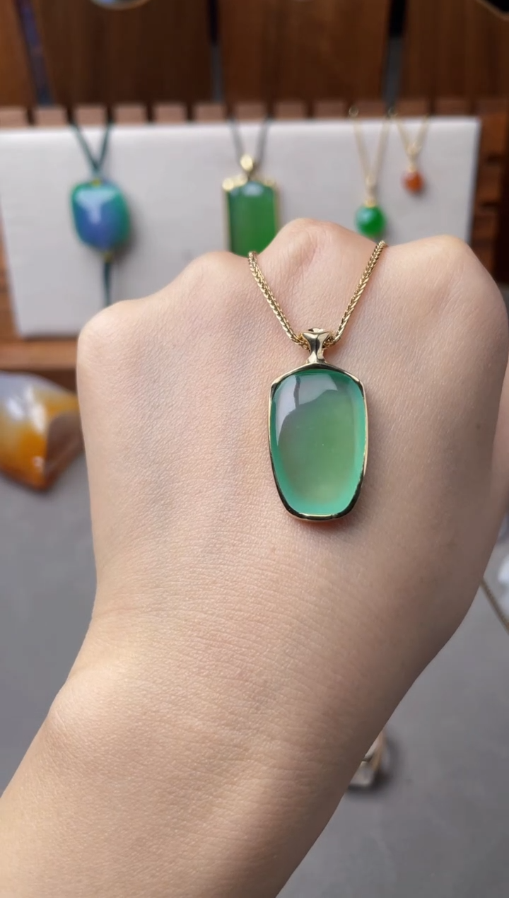 吊坠(赠链)18K金镶嵌翡翠木那极简平安牌（含链）