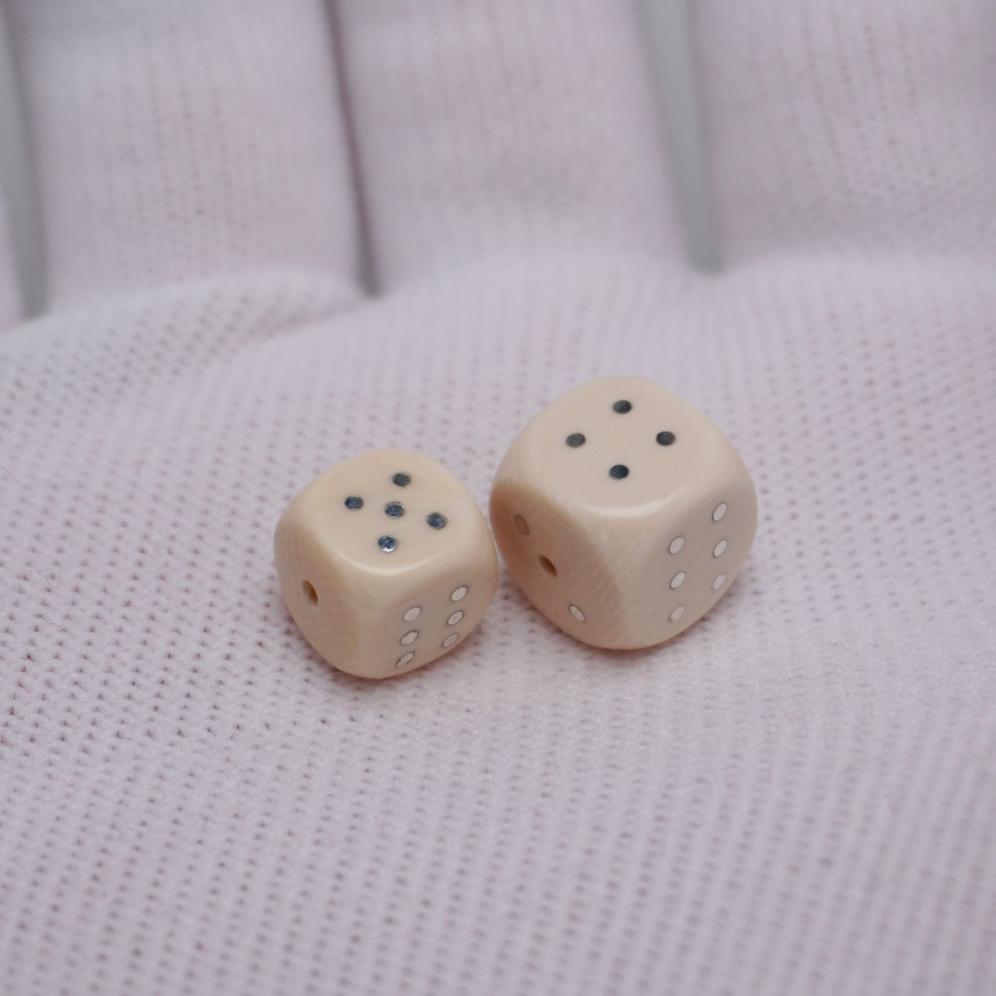 亿君天然猛犸象牙冰料精工银镶骰子文玩配饰背云顶珠